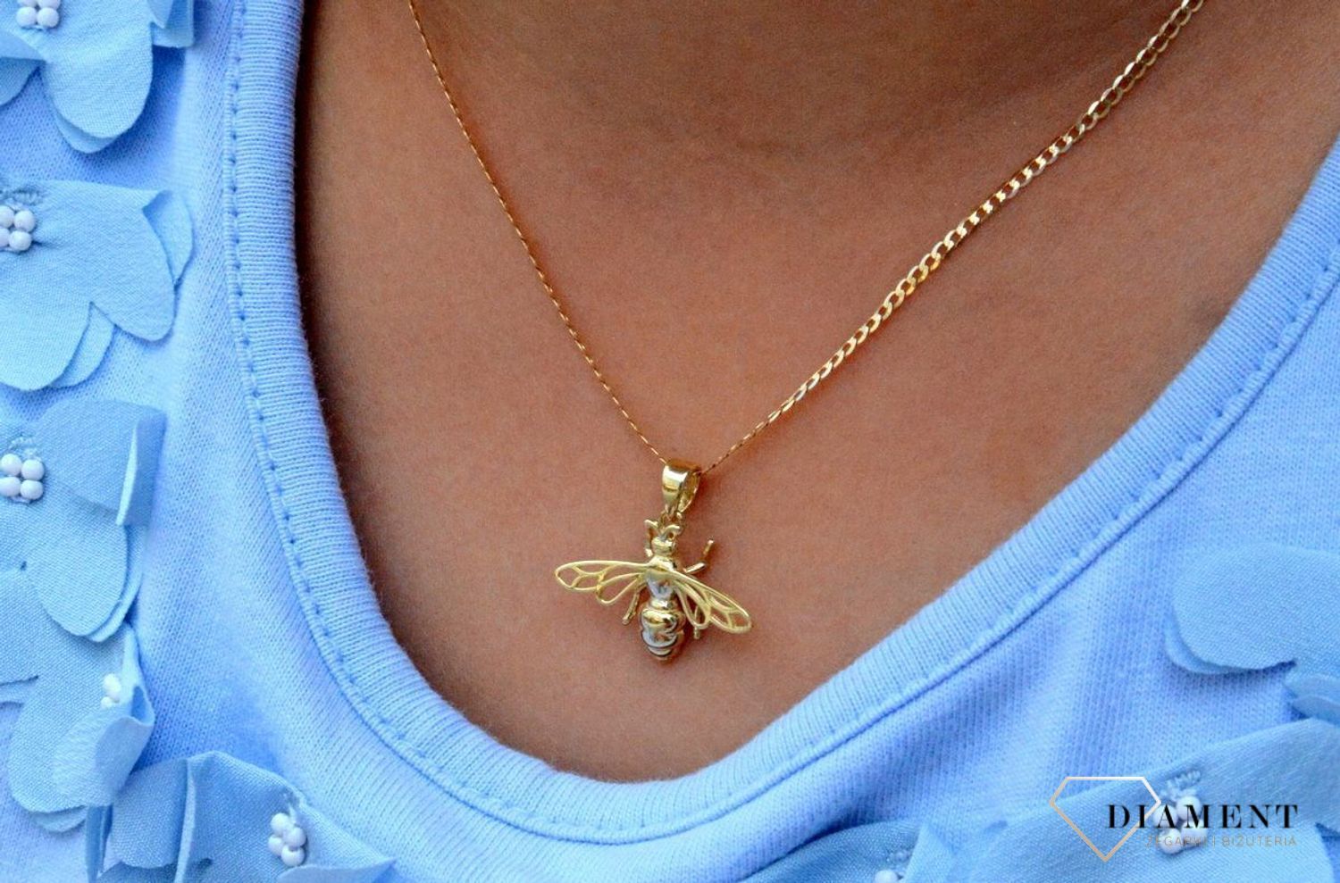 Złota zawieszka Pszczoła próby 333 ZA 5872 333. Zawieszka złota Pszczoła. Złoty wisiorek w kształcie pszczoły. Zawieszka próby 333. Wisiorek ten to idealny pomysł na prezent. Wisiorek złoty damski. W.jpg